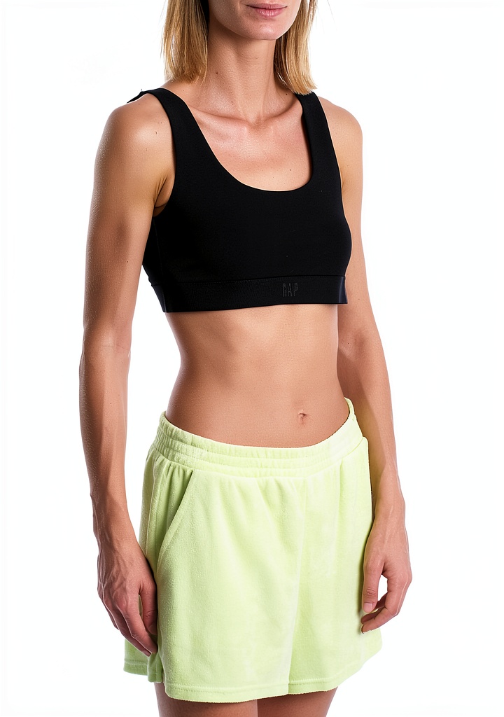 Femme portant le soutien-gorge de sport GAP pendant un entraînement de cardio sur tapis roulant